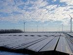 Niederlande Solarpark Groningen Seaport | In den Niederlanden hat Wirsol die Solarmodule in Ost-West-Richtung aufgeständert.