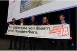 Zustimmung Energiestrategie 2050 | Die Schweizer Solarbranche rät den Wählern, der Energiestrategie zuzustimmen, damit die Energiewende Fahrt aufnimmt. Auf der Photovltaiktagung werben Andreas Mortensen (EPFL), Michael Frank (Direktor VSE), Bertrand Piccard (Solar Impulse), Jacqueline de Quattro (FDP-Regierungsrätin) und Roger Nordmann (Präsident von Swissolar) für ein Ja am 21. Mai.