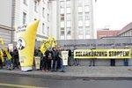 BSW-Demo in Berlin | Sie fürchten um ihre Jobs: Mitarbeiter von Berliner Solarunternehmen bei der Protestaktion vor dem Bundeswirtschaftsministerium. Die große Sonnenblocker-Tube mit dem Konterfei Röslers soll den Wirtschaftsminister an seine unmittelbare Verantwortung für die 100.000 Arbeitsplätze in der deutschen Solarbranche erinnern. - © Foto: Hönke/BSW-Solar