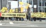 BSW-Demo vor BPK | Die Sonne hatte es schwer an diesem Tag vor der Bundespressekonferenz. Doch zu Beginn der Verkündung der Gesetzesvorlage zur Kürzug der Solarstromförderung kämpft sie sich durch die dicke Wolkendecke. - © Foto: Velka Botička