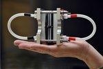 Redoxflow Salzwasser Prototyp | In den beiden Schläuchen an der Seite fließt Salzwasser, in dem die Polymerpartikel schwimmen. Im Stack in der Mitte erfolgt der Ladungsaustausch. Den Prototypen haben die Jenaer Forscher schon fertig. Jetzt gilt es, das Prinzip in großen Dimensionen einzusetzen.
