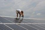 Handwerker bei Installation einer PV-Anlage | Der Solarmarkt in Deutschland entwickelt sich in den vergangenen Monaten stabil. - © Foto: Energie- und Umweltzentrum Allgäu