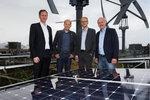 Solaroffensive Hamburg Gründung | Mit dem Mieterstromgesetz im Rücken: Die Solaroffensive Hamburg will bis 2020 mirndestens 5.000 Dächer mit Solarmodulen belegt wissen. Die Initiatoren präsntierten von wenigen Tagen die neue Initiative: Michael Prinz von Hamburg Energie, Sönke Tangermann von Greenpeeace Energy, Tim Meyer von Naturstrom und Matthias Eder von Energienetz Hamburg (v.l.n.r.). - © Ulrich Perrey