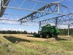 Agrophotovoltaik Mähdrescher | Die Solarmodule sind so hoch über dem Boden installiert, dass die Landwirte mit ihren Maschinen mühelos darunter hinduchpassen.