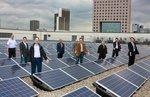 Sonneninitiative | Bürgersonnenkraftwerk auf der Messehalle Frankfurt. Mit Projekten wie diesem wirbt der Verein Solarinitiative für den Umwelt- und Klimaschutz durch Förderung regenerativer Energien. Das treibt auch den Jobmotor erneuerbare Energien an.