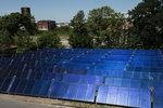 Solarthermie Köpenick Berlin | 76 große Flachkollektoren: In der Wendenschlossstraße in Berlin steht die erste Solarthermieanlage, die der Wärmeversorger Vattenfall in das Fernwärmenetz im Stadtteil Köpenck eingebunden hat.