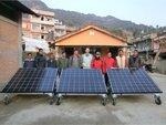 Spende Module Gorkha Ditrict Nepal | Vor zwei Jahren erschütterte ein schweres Erdbeben Nepal. Damals spendete Kyocera Module für Klienanlagen. Jetzt geht es darum, mit großen Solarparks die Stromversorgung des Landes ein bisschen mehr abzusichern. - © Kyocera