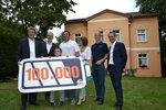 Hunderttausend Speicher Gruppenfoto | Bei der Inbetriebnahme des 100.000sten Speichers in Eichwalde: Thomas Bareiß, Staatssekretär im BMWi, Detlef Neuhaus von Solarwatt, Familie Keller und Carsten Körnig vom BSW Solar (v.l.n.r.). - © Velka Botička