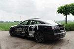 Elektroauto Tesla | Nicht nur im gehobenen Segment sind Elektroautos teurer als Beziner oder Diesel. Doch mit der Vermarktung von Regelleistung können die Autobesitzer die Mehrkosten wieder reinholen.