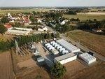 Großspeicher Netzstabilisierung Langenreichenbach | In 18 großen Stahlcontainern ist die eigentliche Batterie untergebracht. Daneben stehen noch neun große Batteriewechselrichter sowie zwei Fuel Save Controler.