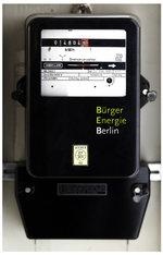 Stromzähler | Paragraph 6 des EEG gibt keine Auskunft darüber, wie die technischen Einrichtungen zur Fernsteuerung der Anlage durch den Netzbetreiber aussehen muss. Er gibt nur vor, dass es eine solche technische Einrichtung geben muss. Damit versäumt es der Gesetzgeber, einen Standard zu formulieren. Das Egebnis ist, dass jeder der mehr als 900 Verteilnetzbetreiber in Deutschland eine eigene Regelung entwickelt hat, die sich teilweise sehr voneinander unterscheiden.