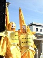 Protest BSW am 5.3.2012 | Ob die Sonne für die Erneuerbaren in der kommenden Legislaturperiode scheint, wird sich noch zeigen. Das kommt darauf an, was von den ohnehin schon zeimlich unverbindlich formulierten Zielen der Sondierer nach den KOlationsverhandlungen übrig geblieben ist.