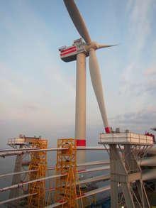 Rotor mit Übergröße | Die erste Turbine im Offshore-Park Nordsee Ost hat RWE Innogy ihrem ehemaligen Geschäftsführer gewidmet: Fritz Vahrenholt. - © Foto: RWE Innogy