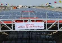Kanal-Solarstrom-Projekt mit einem Kanal in Kadi, der mit Photovoltaikmodulen abgedeckt ist. Indien forciert die Solarausbau massiv.