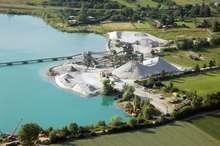 Luftaufnahme von einem Kieswerk in Geinsheim, Hessen.