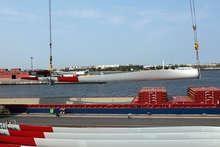 Nordex verschifft Rotorblätter von Rostock aus.