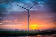 Wenn das Wetter umschwingt und starker Wind aufkommt, kann es sein, dass Windkraftanlage abgeregelt werden, um die Netze nicht zu überlasten. - © Foto: Siemens