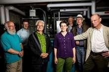 Die Solar-Bürger-Genossenschaft eG in Freiburg gehört zu den ersten Energiegenossenschaften, die Mieterenergiemodelle mit BHKWs umsetzt, hier Mitglieder vor der ersten 2013 in Betrieb genommenen Anlage.