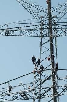Strommast Bauarbeiter | Neubau von Masten für eine Überlandleitung. Solche Bilder wollen die Anrainer der SuedLink-Trasse möglichst verhindern.