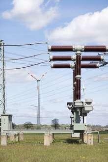 Leistungsschalter vor Windenergieanlage | Die vier Übertragungsnetzbetreiber starten ein Pilotprojekt zur Einbindung von Windparks in den Regelleistungsmarkt.