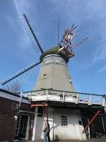 Peldemühle Wittmund | Die historische Peldemühle in Wittmund steht unter Denkmalschutz. Nicht immer jedoch sind historische Gebäude ein Hindernis für Windparkplanung. - © Foto: Deutsche Stiftung Denkmalschutz/Falke