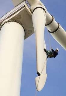 Rotorblatt_Kletterer | Noch dominieren Männer in den technischen Berufen der Windbranche. Eine Dissertation hat jetzt untersucht, wie sich mehr Mädchen für Technik begeistern lassen. - © Foto: AEE