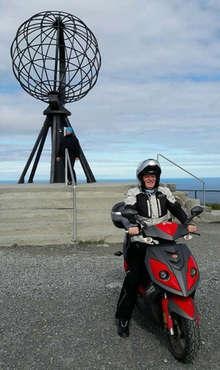 Geschafft! Gut 4.000 km mehr zeigt der Tacho von Reimer Hellwigs‪ ‎E-Roller an, als er am nördlichsten Punkt Europas steht.