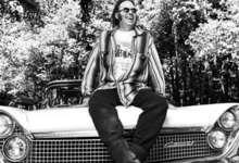 Neil Young auf seinem Lincoln Continental