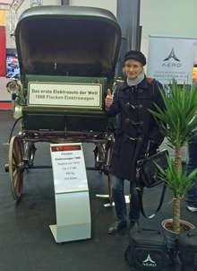 Die Autorin mit einem frühen Elektroautor am Wochenende bei einer Oldtimer-Show in der Messehalle am Funkturm in Berlin.