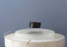 Im supraleitenden Zustand bleibt bzw. wird das Innere des Materials frei von elektrischen und magnetischen Feldern. Ein nicht zu starkes Magnetfeld dringt nur etwa 100 nm weit in das Material ein; diese dünne Schicht trägt die Abschirm- und Leitungsströme. Dieser „Meißner-Ochsenfeld-Effekt“ kann beispielsweise eine supraleitende Probe im Magnetfeld schweben lassen. - © Mai-Linh Doan