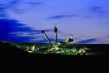 Braunkohle_Garzweiler bei Nacht | Braunkohle ist noch ein bedeutender Rohstoff der Energwirtschaft. In Zukunft werden andere eine Rolle spielen. - © RWE