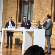 Diskussionsrunde zu Startups und dem Modernisierungspotenzial großer Versorger.