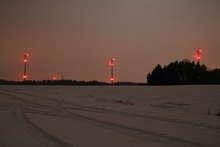 windrad nacht | Windpark Neudorf mit Beleuchtung bei Nacht. Sollte sich die bedarfsgerechte Befeuerung durchsetzen, könnte es rückblickend später einmal heißen: Früher war mehr Lametta. - © Foto: Windradfreak