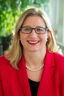 Anke Rehlinger | Saarlands neue Wirtschafts- und Energieministerin Anke Rehlinger (SPD). Die sozialdemokratische Spitzenkandidatin zur Landtagswahl 2017 wollte ursprünglich weg von der vorangegangenen großen Koalition. Doch sie verlor die Wahl und regiert nun mit unter der alten und neuen christdemokratischen Ministerpräsidentin Annegret Kramp-Karrenbauer. Mit einer Formulierung im Koalitionsvertrag ist sie mit ihrer Partei nun offenbar der CDU entgegengekommen, die der Windkraft im Wald teilweise einen Riegel vorschieben wollte. Noch ist allerdings unklar, wie die Formulierung in der Praxis ausgelegt werden wird - und ob es dadurch vom bisher schon ohnehin geringen Ausbau der Windkraft in dem Bundesland noch ein bisschen weniger geben wird. Dann dürfte allerdings auch das Landes-Ziel von 20-Prozent-Grünstromanteil am Stromverbrauch gefährdet sein.