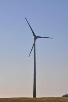 Enercon E-53 | Eine von zwei Anlagen des Windparks Gebhardshain-Fensdorf vom Enercon-Typ E-53. Der Windpark in Rheinland-Pfalz bestand bereits seit Mitte des letzten Jahrzehnts aus zwei Enercon-Turbinen vom Typ E-66 mit je 1,5 Megawatt Leistung und aus sieben Nordex-Anlagen, Typ N90. 2011 kamen die kleineren 800-Kilowatt-Turbinen E-53 hinzu. - © Joseph-Evan-Capelli/Wikimedia Commons (CC BY-SA 3.0)