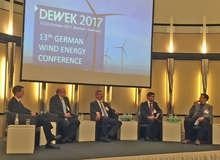 Diskussion zu Ausschreibungen auf der Dewek (v.l.): Thoralf Herbold (Görg), Holger Meents (BLB), Andreas von Bobart (VDMA und GE), Devid Krull (Innogy) und Moderator Tilman Weber (Magazin ERNEUERBARE ENERGIEN).