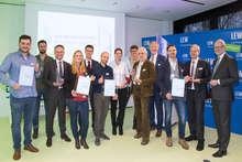 LEW-Vorstandsmitglied Markus Litpher (r.) überreichte in der LEW-Energiewelt den LEW-Innovationspreis intelligente Energie an die Vertreter der Gewinnerprojekte.