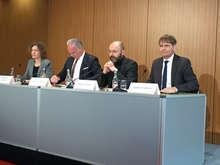 Pressekonferenz zur Vorstellung der Zahlen für Onshore-Wind 2017 (v.l.): Anna-Kathrin Wallasch, Deutsche Windguard, BWE-Präsident Hermann Albers, Matthias Zelinger, Geschäftsführer VDMA-Power Systems, BWE-Geschäftsführer Wolfram Axthelm.