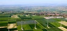 Karussel Wörrstadt Solar Wind Hybrid | Besser beides: Wind und Solar, wie hier bei Juwi in Wörrstadt - © Juwi
