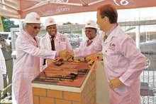 Sambias Energieminister bei der Einweihung der Solaranlage.