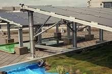 neo solar | Zwei der Teststationen auf dem Dach von Neo Solar: Die Solaranlage mit Rasen darunter und die mit Wasser. Untersucht wird, wie die Reflexion des Bodens ist. - © Foto: Nicole Weinhold