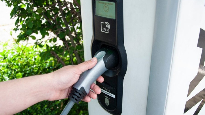 Die Ladesäulen müssen regelmäßig geprüft werden. Der TÜV Rheinland rät zu einem jährlichen Check.