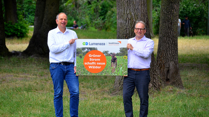 LumenazaChef Christian Chudoba (links) und Christoph Waffenschidt von World Vision präsentieren die neue Kooperation.