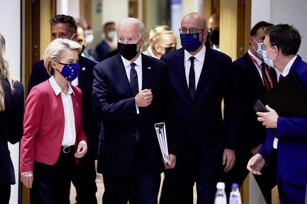 US-Präsident Biden (Mitte), EU-Kommissionschefin von der Leyen and EU-Ratschef Charles Michel