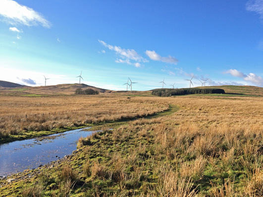 Illustration einer schottischen Moorlandschaft mit Windkraft. 