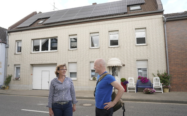Greenpeace-Energy-Vorstand Nils Müller informiert sich in Keyenberg bei Barbara Ziemann-Oberherr über die Solarpläne der Keyenberger.