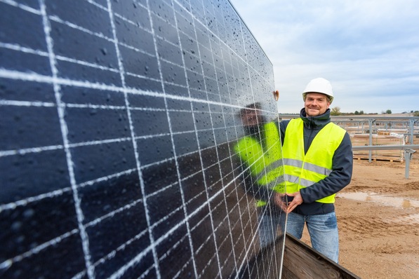 Wemag-Mitarbeiter Christian Wolff im unternehmenseigenen Solarpark Zietlitz.