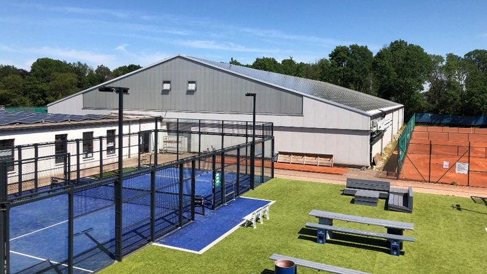 Die Anlage auf dem Dach der Tennishalle deckt fast komplett den Strombedarf der TG Nord in Düsseldorf.