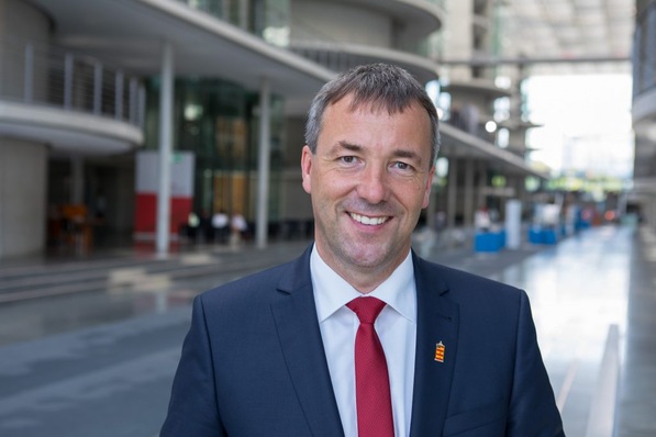 
Die tägliche Messezeitung zur HUSUM Windenergie enthält auch mehrere Interviews mit den energiepolitischen Sprechern mehrerer Parteien. 