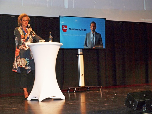 Sorgen sich um einen Fachkräftemangel: Ursula Prall von der Stiftung Offshore-Windenergie und Niedersachsens Wirtschaftsminister Olaf Lies.